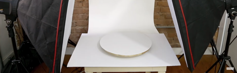 #FaiDaTe – Tavolo girevole per video e foto (e GIF) perfette grazie a IKEA Se vi state chiedendo il significato di FDT, immagino che avete proprio capito: Fai Da Te. Chiarito questo fatto, probabilmente qualcuno di voi potrebbe avere voglia (o bisogno) di filmare o fotografare oggetti a 360 gradi, da diverse angolazioni, su uno sfondo “bianco continuo”, senza spendere un capitale.